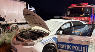 Sakarya Arifiye'de TIR, radar polis aracına ve kamyona çarptı, şoförü ağır yaralandı