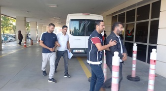 Salihli'de giriş yasağı olan yabancıyı 70 bin liraya getiren 2 şüpheli yakalandı