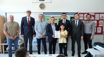 TOGÜ Rektörü Yılmaz, 'Tokat'a Değer Katanlar' kitabını öğrencilere dağıttı
