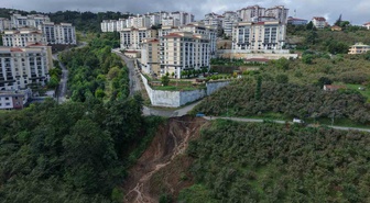 Trabzon Ortahisar'da heyelan nedeniyle araç dereye sürüklendi, 2 kişi yaralandı