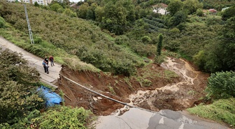 Trabzon Ortahisar'da toprak kayması yolu çökertti, otomobil devrildi
