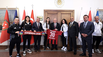 Yüksekova Spor Kadın Futbol Takımı, Bakan Güler'e MSB'de adı yazılı forma takdim etti