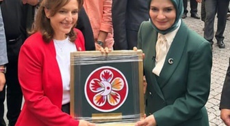 152 yıllık makineyle işlenen Kızılay’ın ilk amblemi Bakan Göktaş’a da hediye edildi