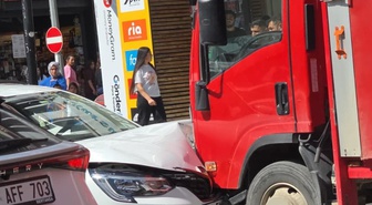 Adıyaman'da sürücüsü kontrolü kaybeden otomobil kamyonete çarptı, 12 kişi yaralandı