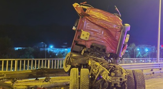 Afyonkarahisar'da TIR ile 3 otomobilin karıştığı kazada 1'i ağır 6 kişi yaralandı
