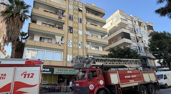 Alanya'da 5 katlı binanın en üst katındaki dairede çıkan yangın hasara yol açtı