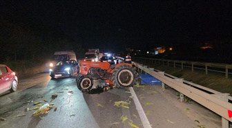 Antalya Manavgat'ta D-400'de otomobil traktöre arkadan çarptı, 3 kişi yaralandı