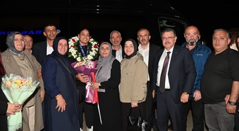 Avrupa şampiyonu milli boksör Havvanur Kethüda, Trabzon'da coşkuyla karşılandı
