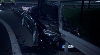 Bahçelievler'de bariyere çarpan otomobilde arka koltuktaki kişi yaralandı