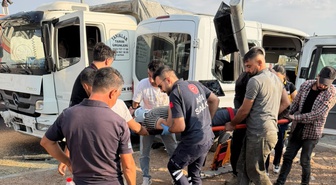 Batman'da buğday yüklü kamyonla servis minibüsü çarpıştı, 6 kişi yaralandı