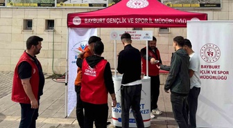 Bayburt'ta üniversite öğrencileri Gençlik Merkezi ve Yeşilay stantlarında karşılandı