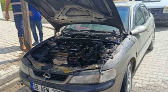 Bitlis Tatvan'da otomobil motor bölümünden alev alıp kullanılamaz hale geldi
