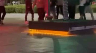 Bolu'da Valilik Meydanı'nda iki grup tekme ve yumrukla kavgaya tutuştu