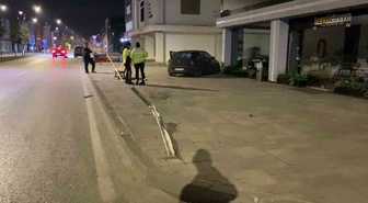 Bursa İnegöl'de kontrolden çıkan otomobil kaldırıma çıktı, sürücü yaralandı