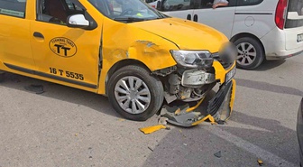 Bursa İnegöl'de U dönüşü yapan otomobil ticari taksiyle çarpıştı, 2 kişi yaralandı