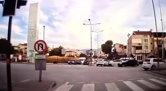 Bursa Osmangazi'de hatalı dönüş yapan otomobil karşı yönden gelen otomobille çarpıştı