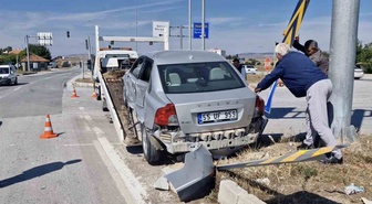 Çorum Alaca'da kamyon iki otomobile çarptı, sürücünün ehliyetine 2 ay el konuldu