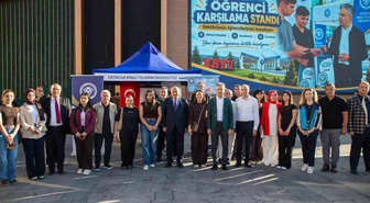 EBYÜ Rektörü Kuyrukluyıldız, öğrenci karşılama stantlarını ziyaret etti