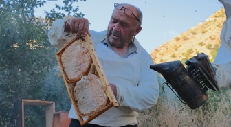 Ekrem Özçelik, 50 yıldır Hakkari'de yaklaşık 500 kovandan bal üretiyor