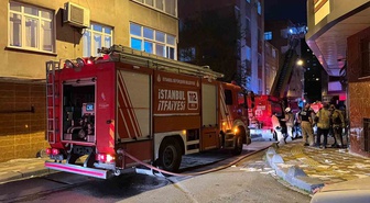 Esenler'de boşaltılan 4 katlı binanın çatısında çıkan yangın söndürüldü