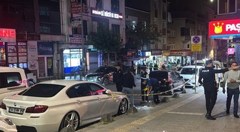 Esenler'de polise bıçakla yaklaşan şüpheli silahla yaralandı, bekçi hafif yaralandı