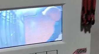 Eskişehir'de husumetlisinin apartman kapısını kırıp eve girmeye çalışan şahıs aranıyor