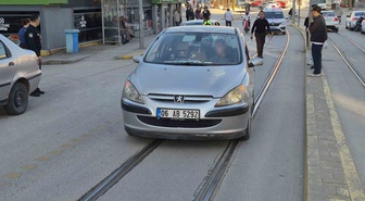 Eskişehir Odunpazarı'nda otomobilin çarptığı yaşlı kadın hastaneye kaldırıldı