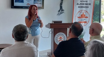 Fethiye'de Alzheimer seminerinde Prof. Dr. Sevnaz Şahin hasta yakınlarına bilgi verdi