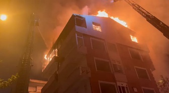Güngören'de kentsel dönüşüm için boşaltılan 5 katlı binanın çatısında yangın çıktı