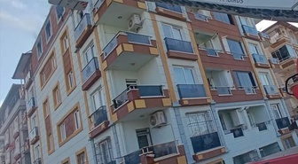 Hatay Antakya'da 5 katlı apartmanın son katındaki dairede yangın söndürüldü