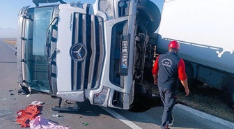Iğdır'da eşeğe çarpmamak için manevra yapan sürücünün kamyonu devrildi, 2 yaralı