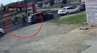 Kızıltepe'de kamyonetin kasasından yola dökülen sebze ve meyveleri sürücüler topladı
