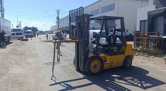 Manavgat'ta motosiklet sürücüsü forkliftin vinç demirine çarparak hayatını kaybetti