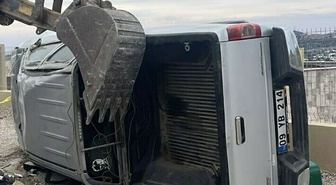 Muğla Bodrum'da kamyonet duvara çarptı, 15 yaşındaki çocuk sürücü yaşamını yitirdi