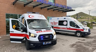 Niğde Bor'da mısır yüklü TIR, hafif ticari araçla çarpıştı; 2 kişi öldü, 1 yaralandı