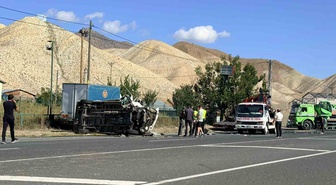Oltu-Ardahan yolunda minibüs ile traktör çarpıştı, 2'si ağır 3 kişi yaralandı