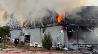Sakarya Serdivan'da restoran yangını 15 araç ve 27 personelle söndürüldü