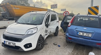 Sinop Boyabat'ta hafif ticari araç ile otomobil çarpıştı, 3 kişi yaralandı
