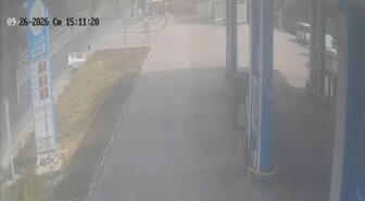 Söke'de otomobil duvara çarpıp yan yattı; kaza anı kamerada, 3 kişi yaralandı