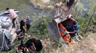 Tunceli-Erzincan yolunda devrilen araçta 2'si ağır 5 kişi yaralandı