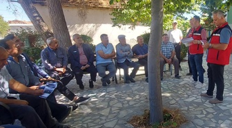 Uşak'ta tarım ekipleri köylerde üreticilere hayvansal üretime ilişkin bilgi veriyor