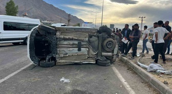 Van Gevaş'ta hafif ticari kamyonet ile kamyonetin çarpıştığı kazada 3 kişi yaralandı