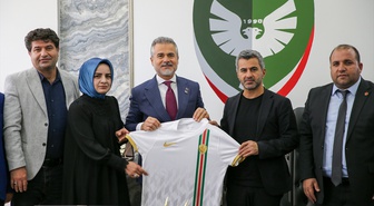 Yeniden Refah Partili Kılıç, Amedspor'a ziyarette bulunup Şehmus Özer'i andı