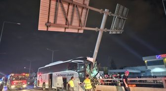 Adana'da yolcu otobüsü alt geçitte tabela direğine çarptı! 11 yaralı, sıkışan şoför 2 saatte kurtarıldı