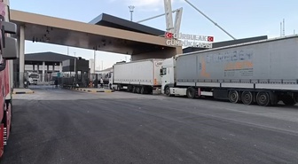 Ağrı Doğubayazıt'ta Gürbulak Gümrük Kapısı'nda tır yoğunluğu araç kuyruğu oluşturdu