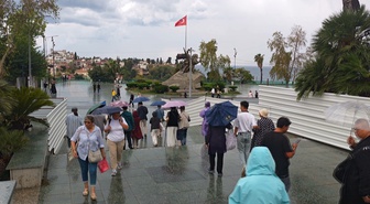 Antalya'da yağış kış havası getirdi, sıcaklık 20,3 dereceye düştü