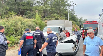 Aydın Bozdoğan'da kamyonetle çarpışan otomobilde 1 kişi öldü, 2 sürücü yaralandı