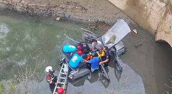 Aydın Karacasu'da otomobil su tahliye kanalına uçtu, Ünal Özcan ile eşi yaralandı