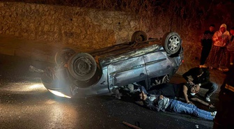 Aydın Kuşadası'nda dün gece otomobil takla attı, 2 kişi yaralandı