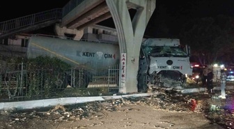 Aydın Söke'de tır üst geçidin beton ayağına çarptı, sürücü yaralandı